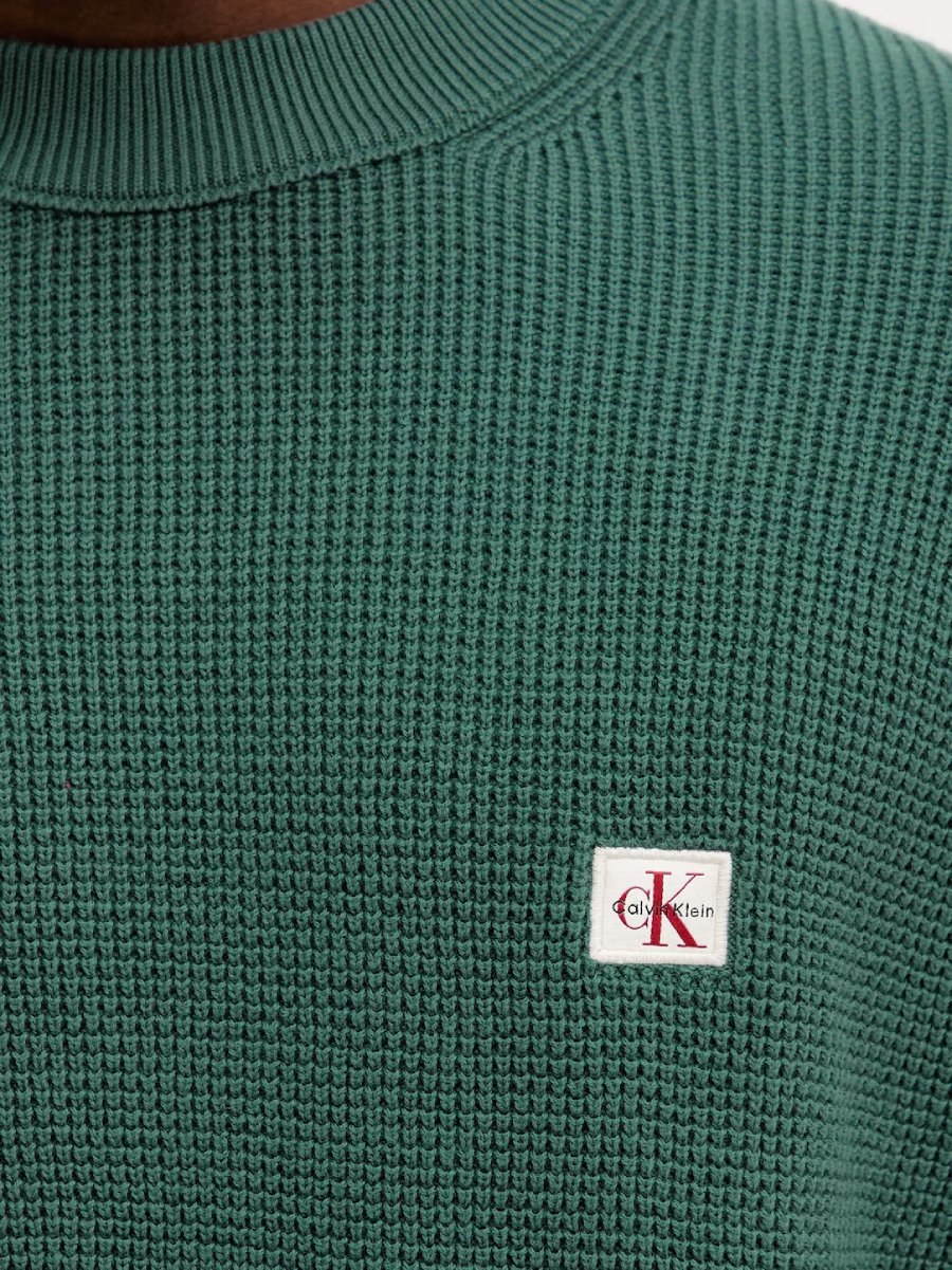 detail Calvin Klein pánsky petrolejový sveter