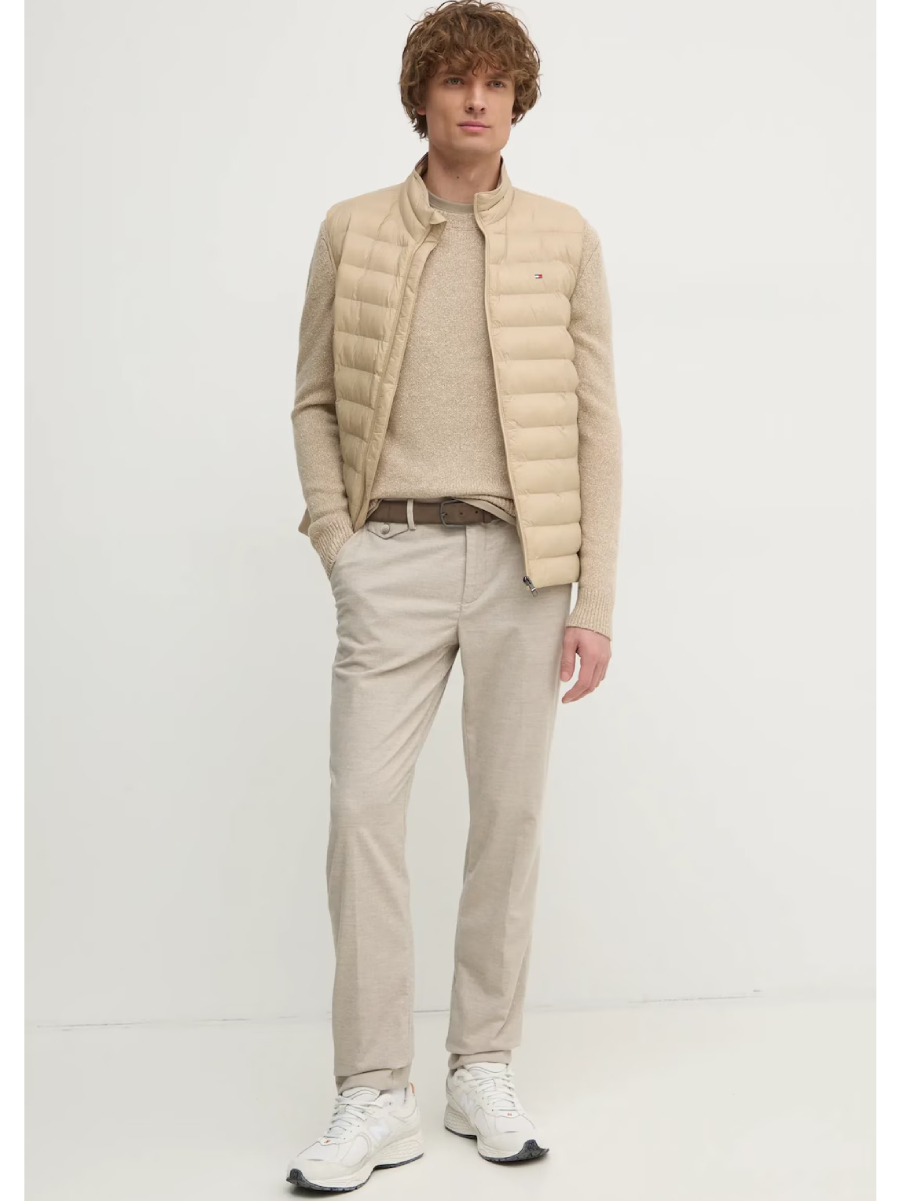 detail Tommy Hilfiger pánska béžová vesta