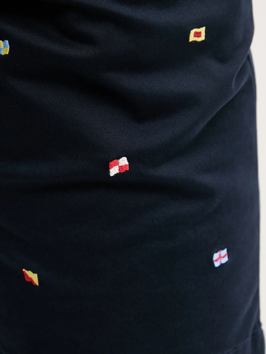 detail Tommy Hilfiger pánske tmavo modré šortky