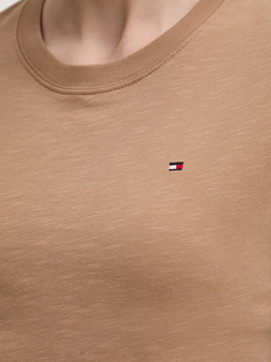 detail Tommy Hilfiger dámske béžové tričko