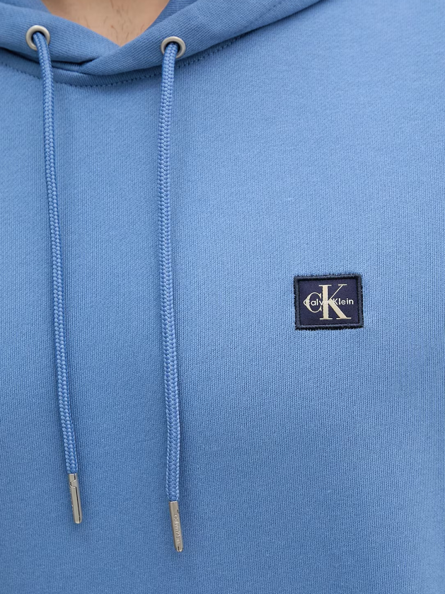 detail Calvin Klein pánska modrá mikina