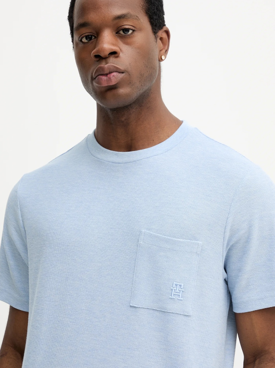 detail Tommy Hilfiger pánske svetlo modré tričko