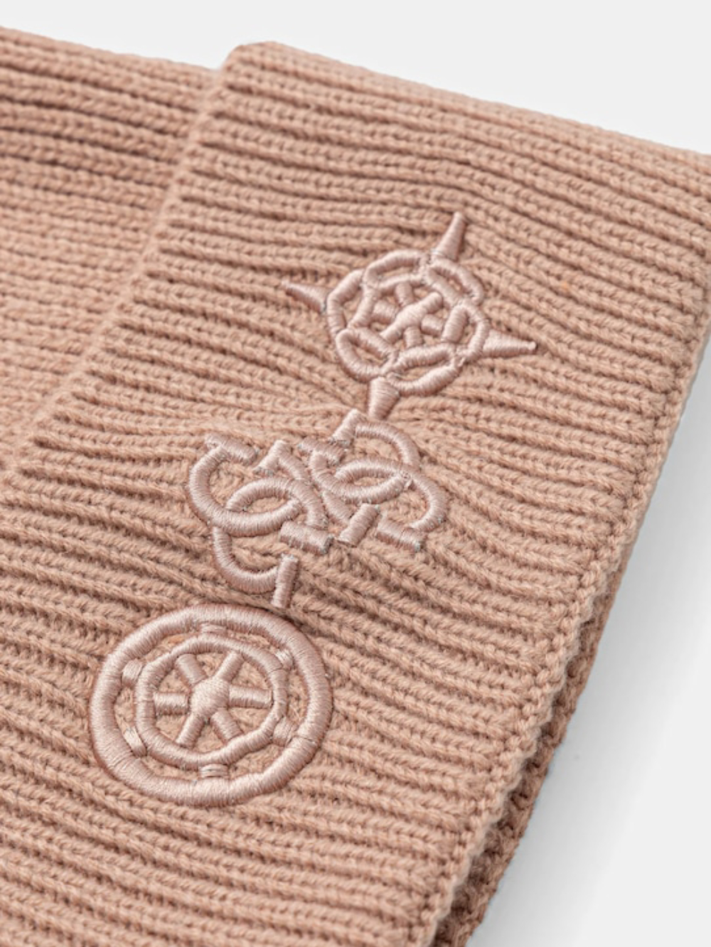 detail Guess dámska ružová čiapka