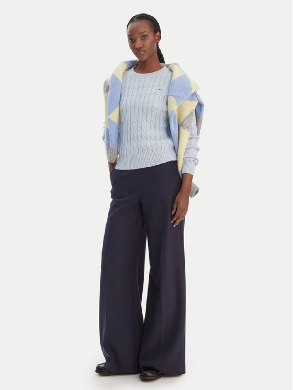 detail Tommy Hilfiger dámsky svetlo modrý sveter