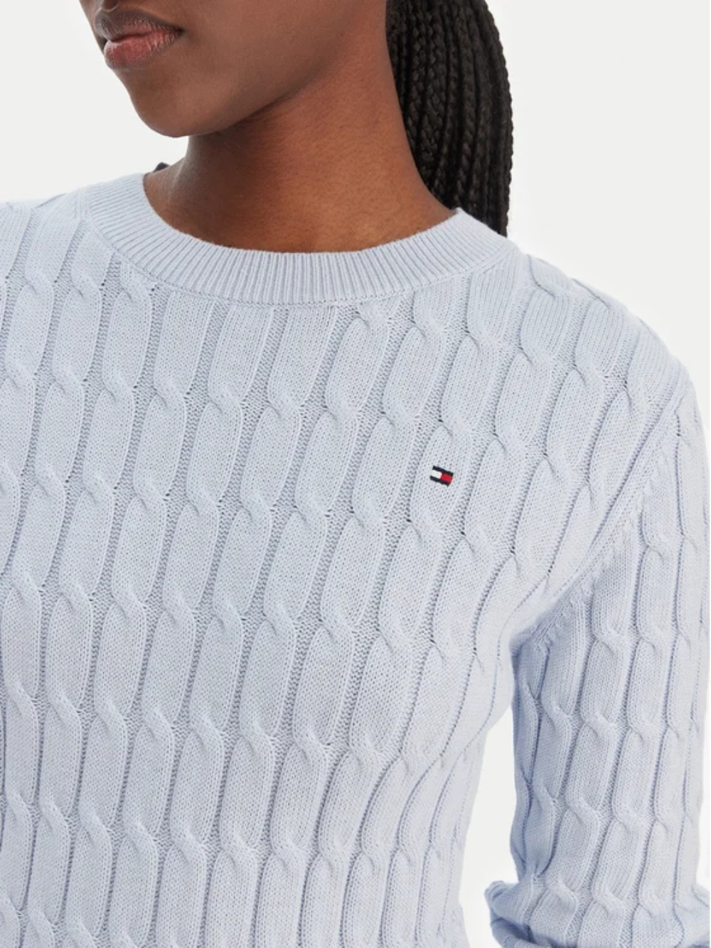 detail Tommy Hilfiger dámsky svetlo modrý sveter