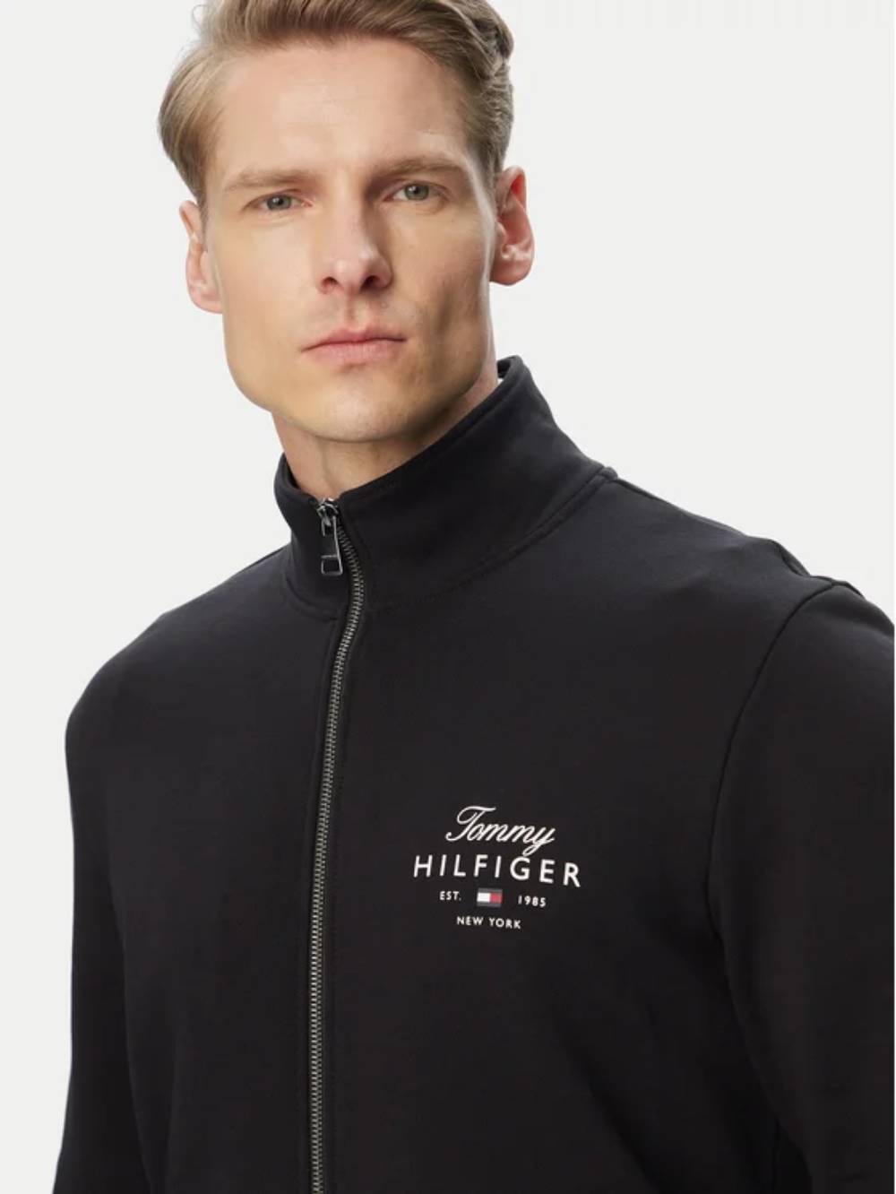 detail Tommy Hilfiger pánska čierna mikina