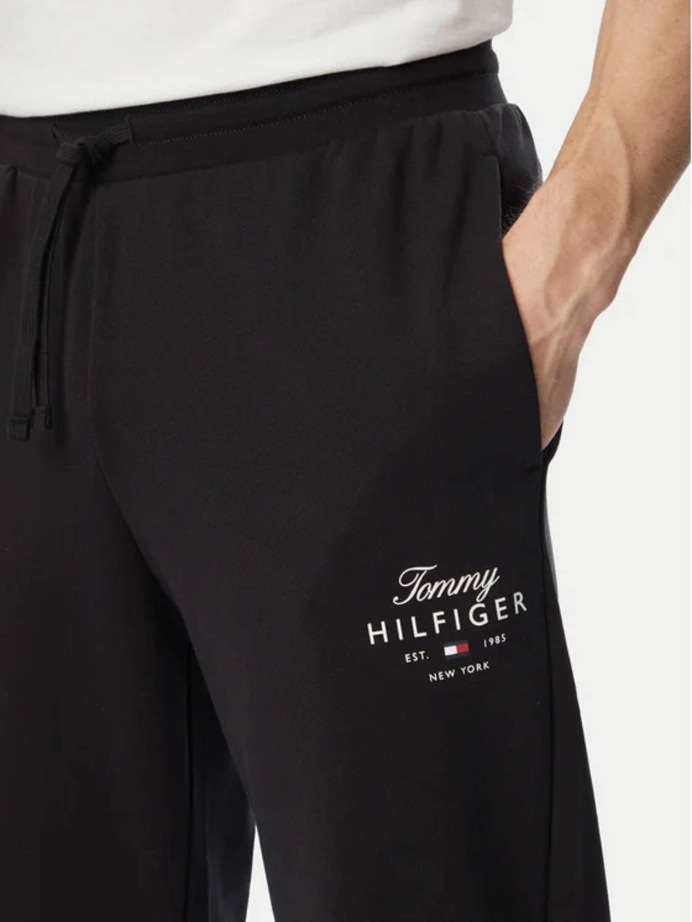 detail Tommy Hilfiger pánske čierne tepláky