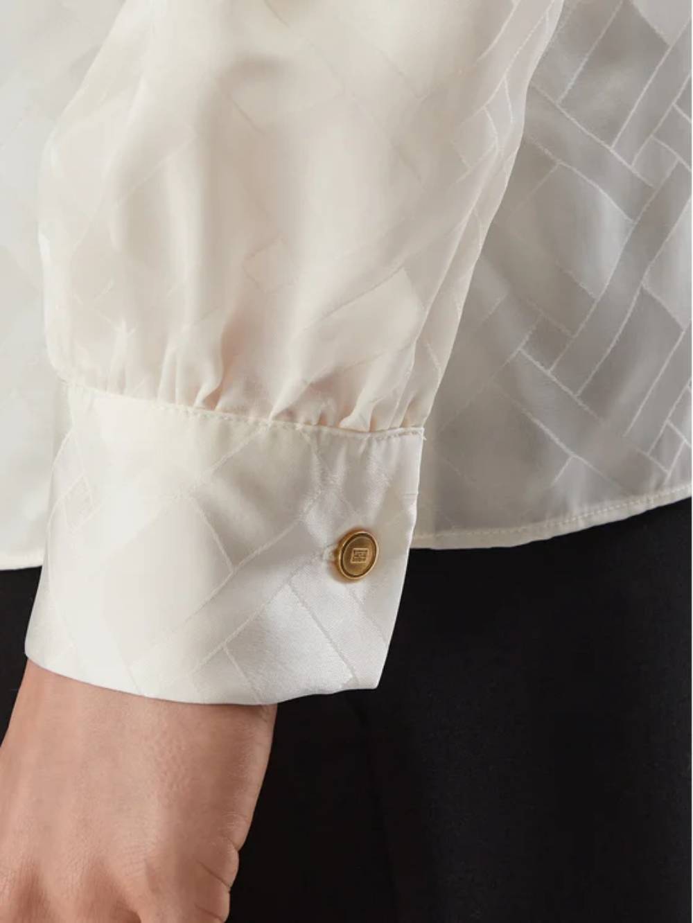 detail Tommy Hilfiger dámska krémová blúzka