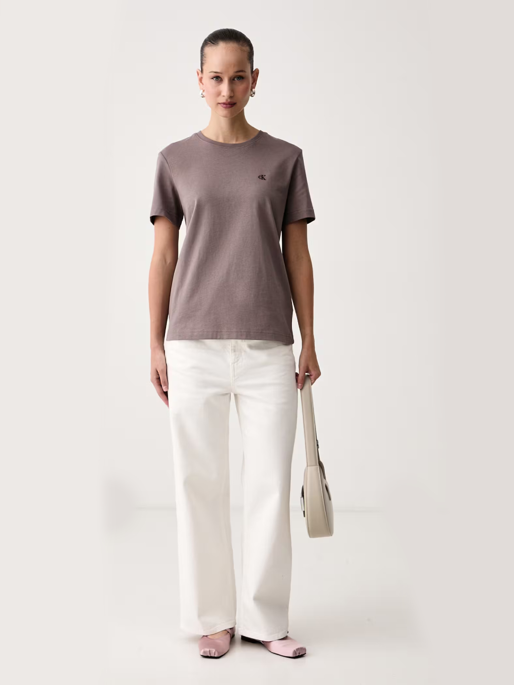 detail Calvin Klein dámske hnedé tričko