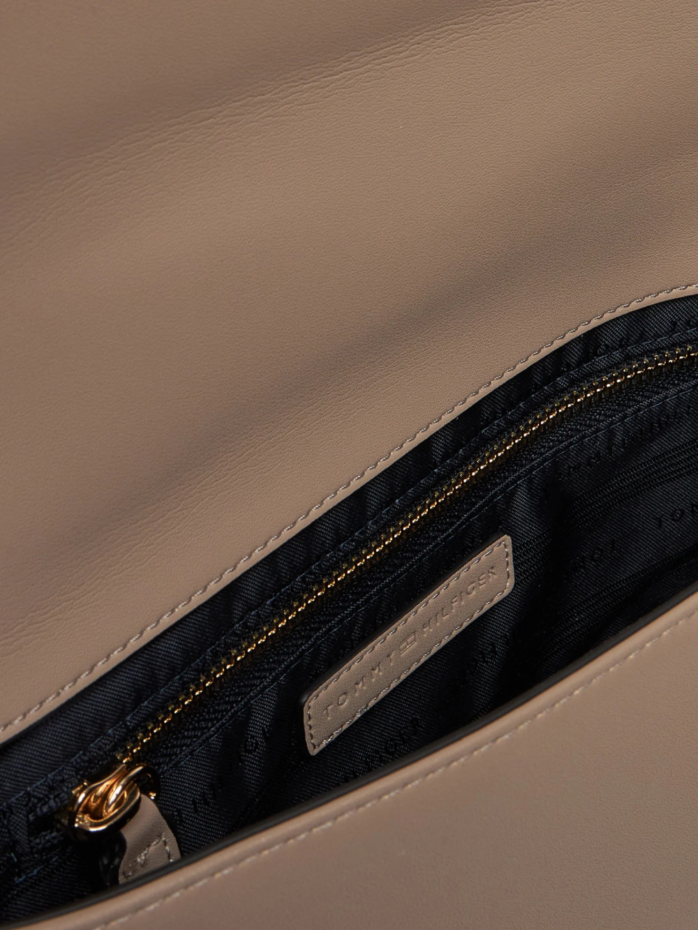 detail Tommy Hilfiger dámska béžová kabelka