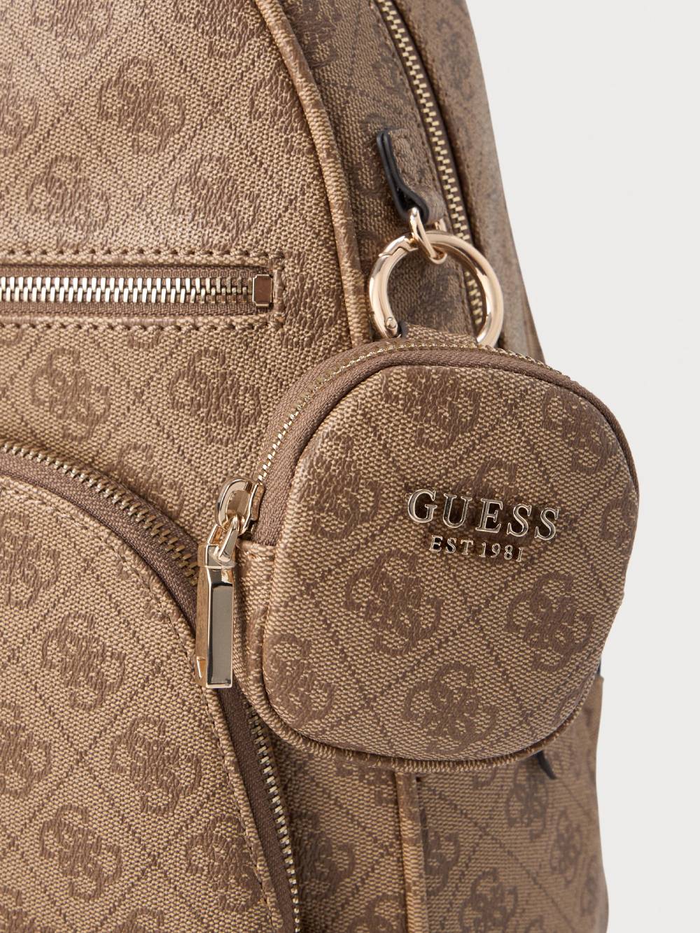 detail Guess dámsky hnedý batoh