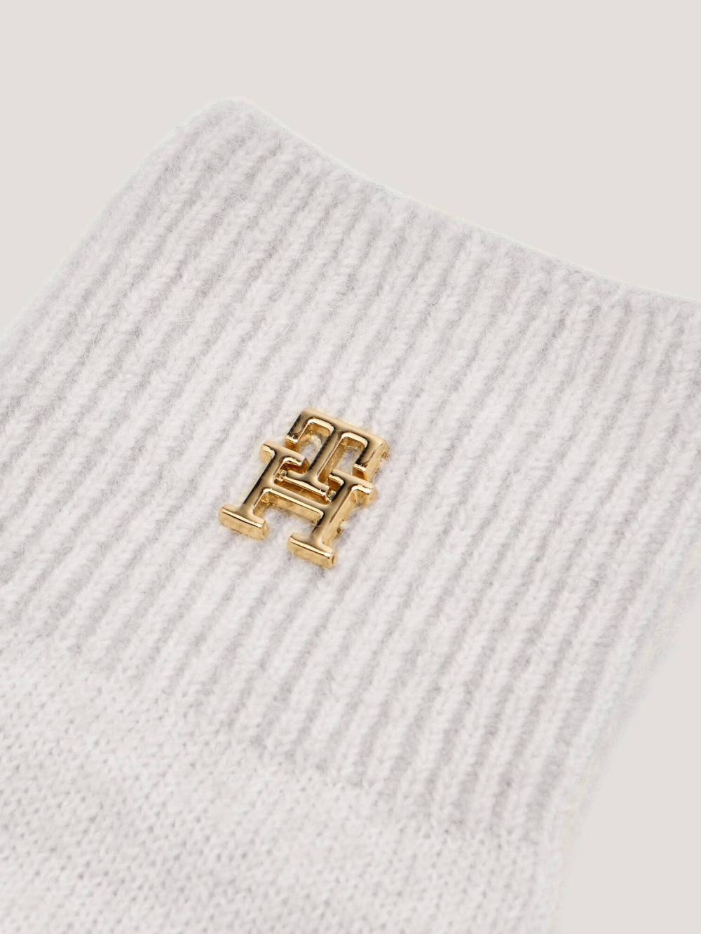 detail Tommy Hilfiger dámske svetlo šedé rukavice
