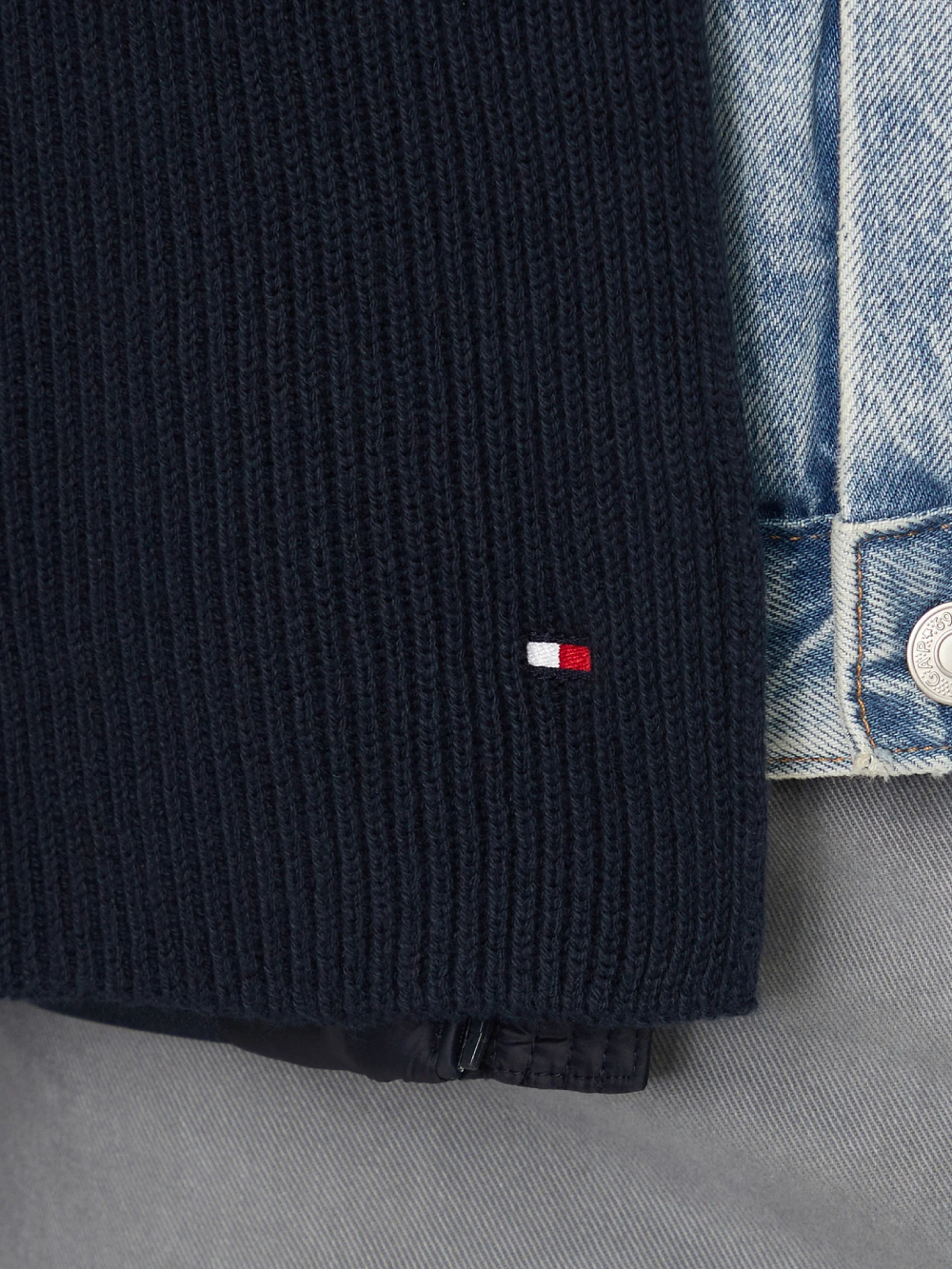 detail Tommy Hilfiger pánsky tmavomodrý šál 