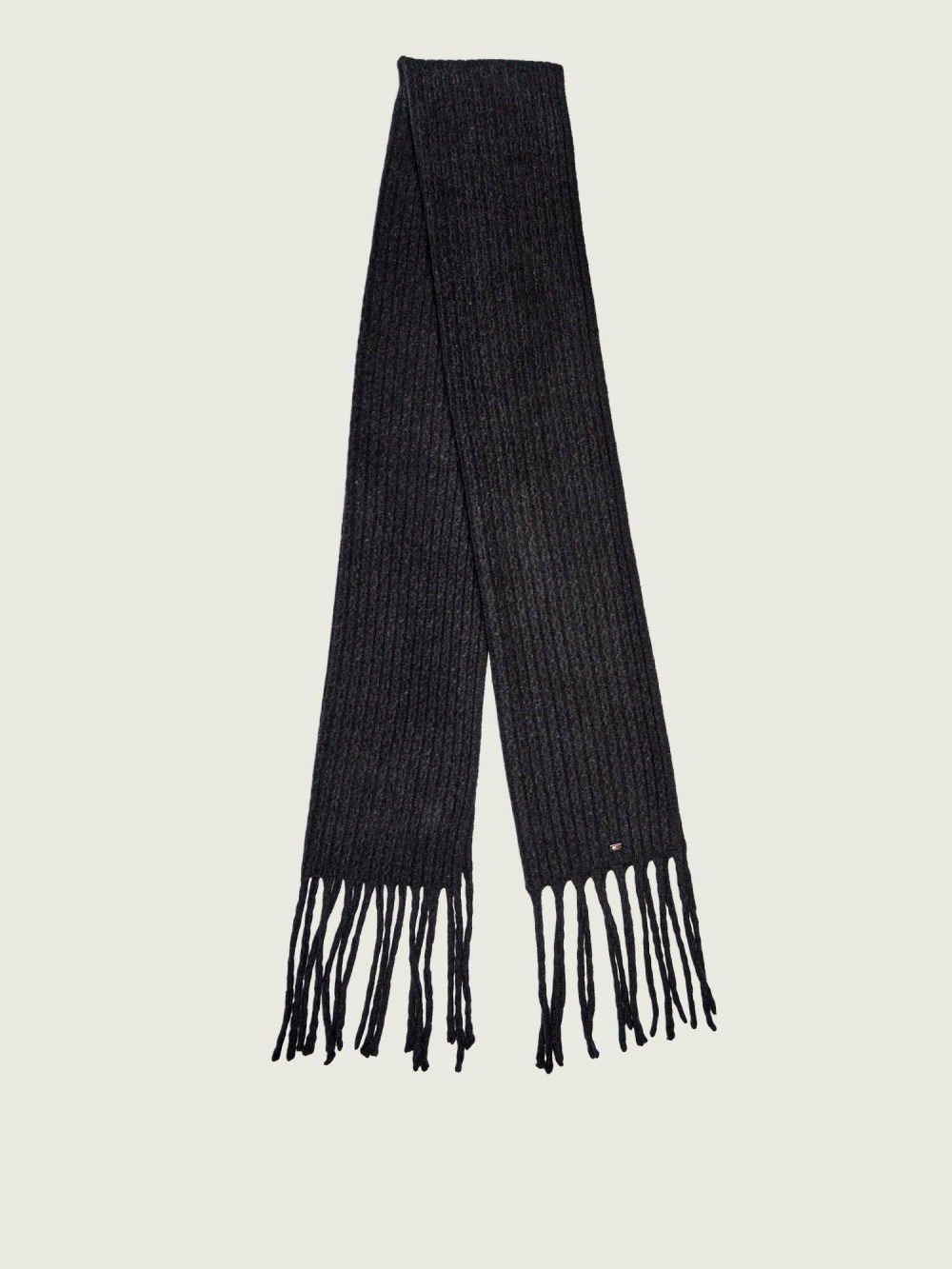 detail Tommy Hilfiger dámska čierna šál