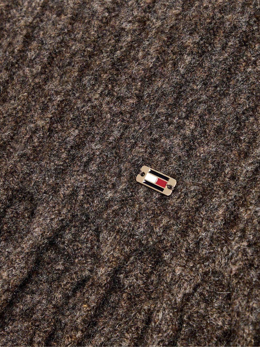 detail Tommy Hilfiger dámsky hnedý šál