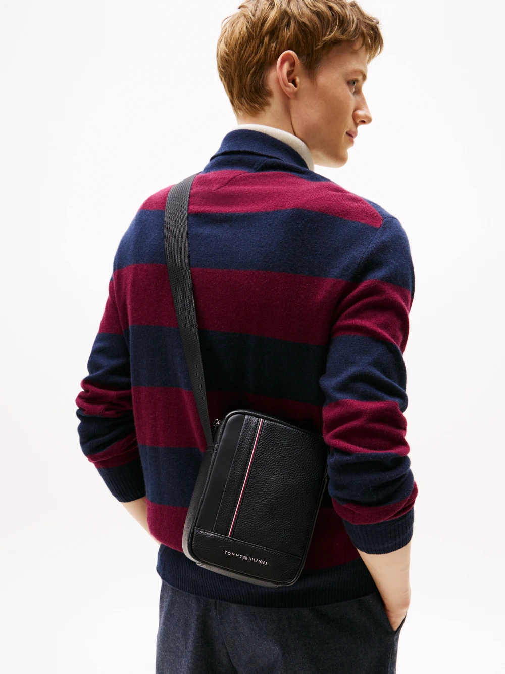 detail Tommy Hilfiger pánska čierna taška