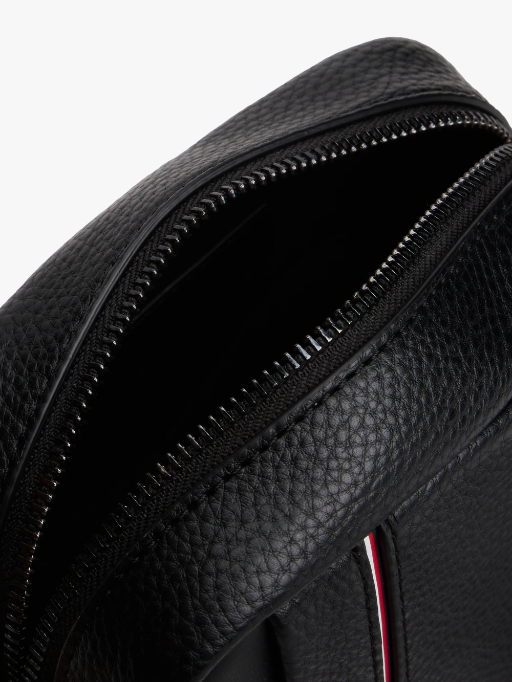 detail Tommy Hilfiger pánska čierna taška