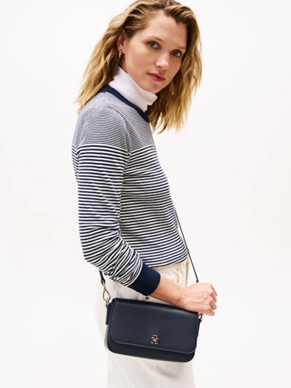 detail Tommy Hilfiger dámska modrá kabelka