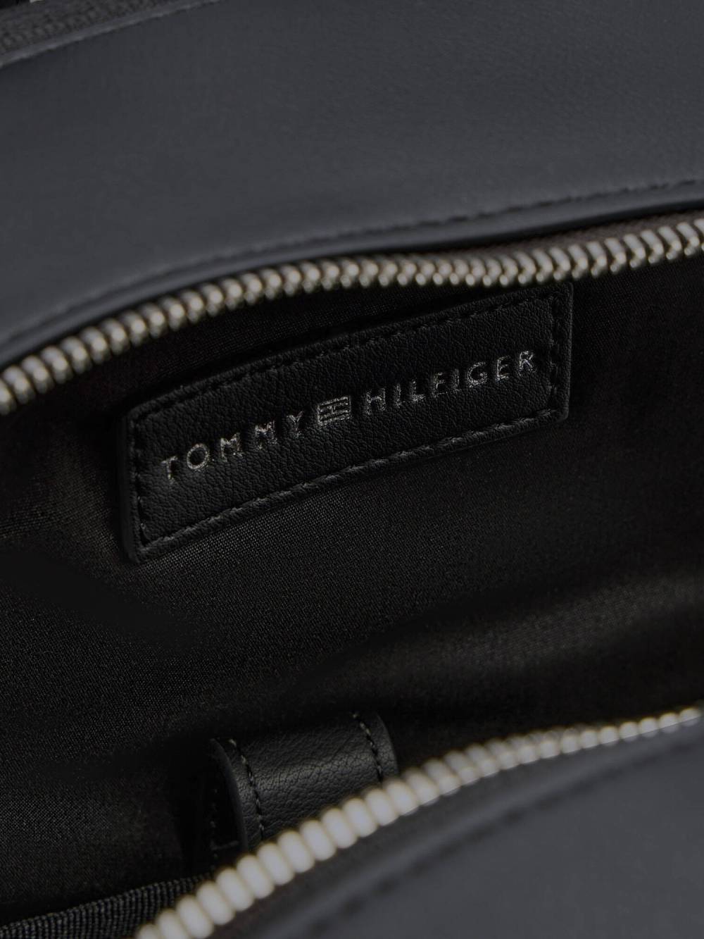 detail Tommy Hilfiger pánsky čierny batoh