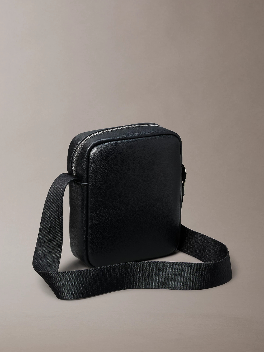 detail Calvin Klein pánska čierna taška