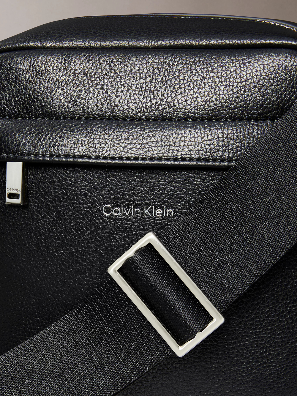 detail Calvin Klein pánska čierna taška