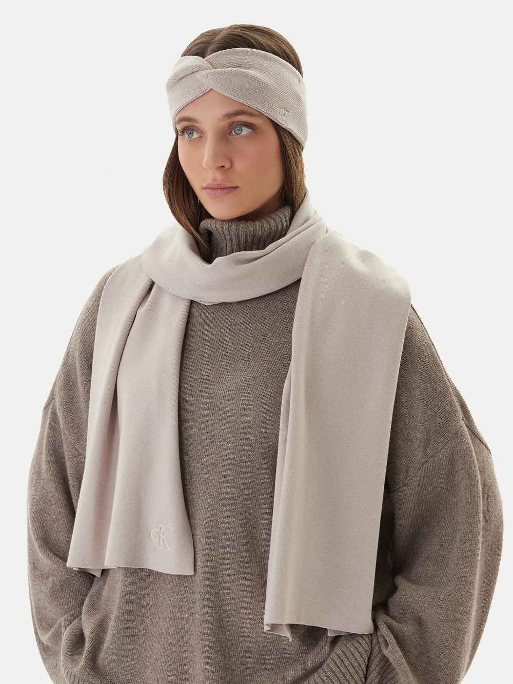 detail Calvin Klein dámsky béžový šál