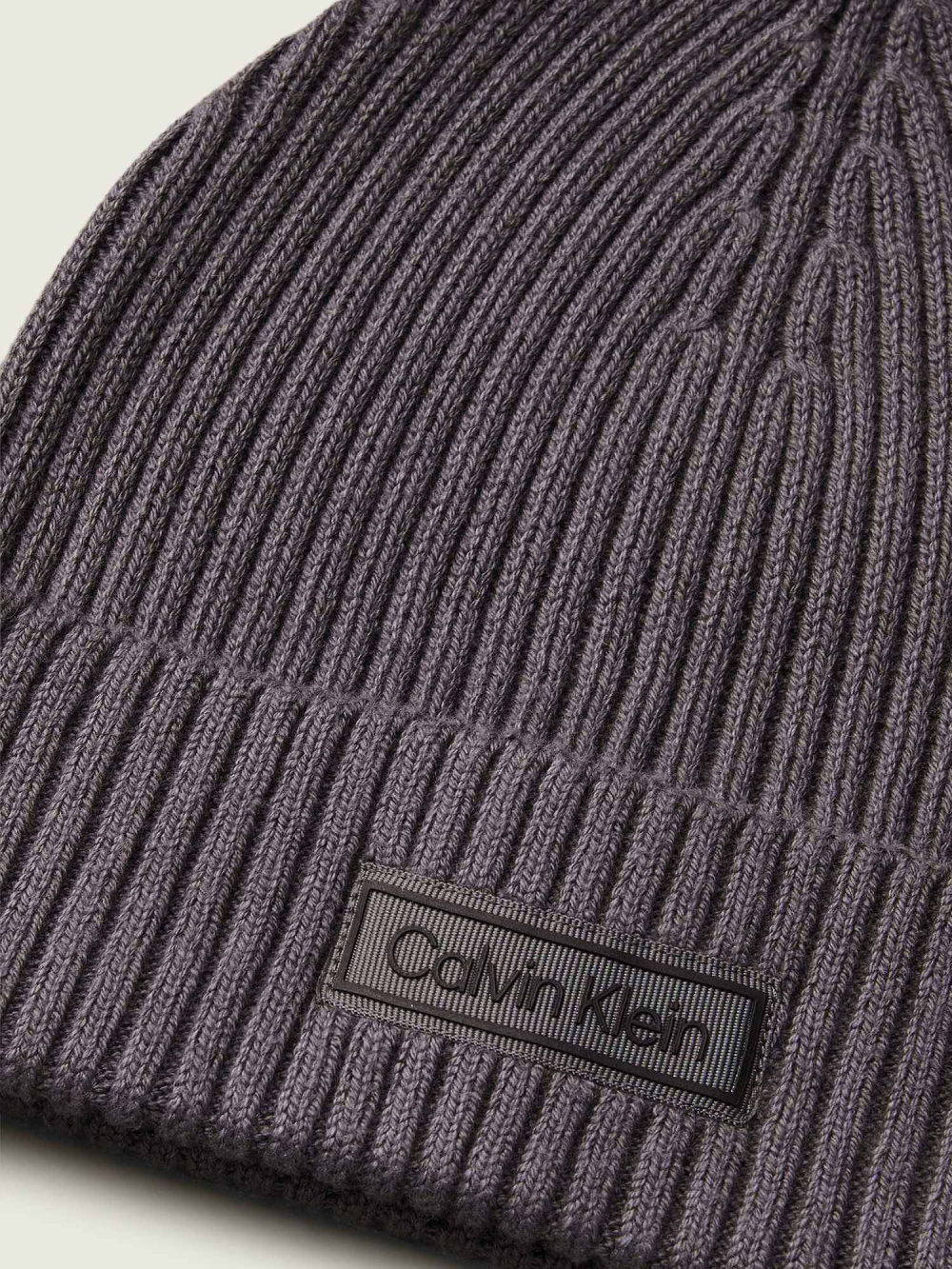 detail Calvin Klein dámska tmavo šedá čiapka