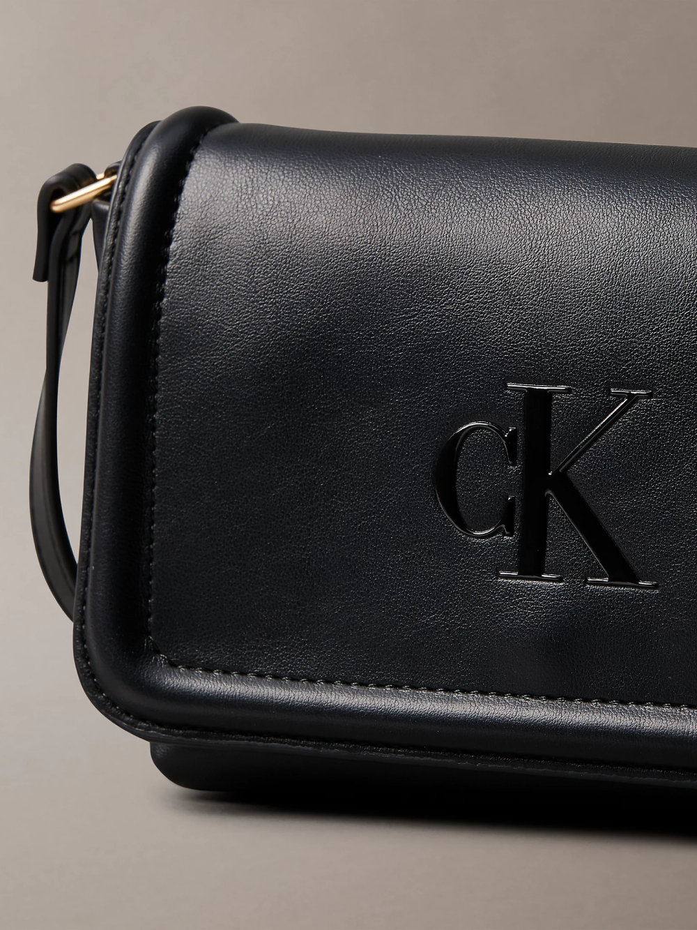 detail BOLD CK FLAP CROSSBO, UB1