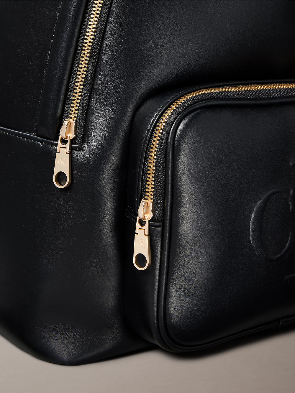 detail Calvin Klein dámsky čierny batoh