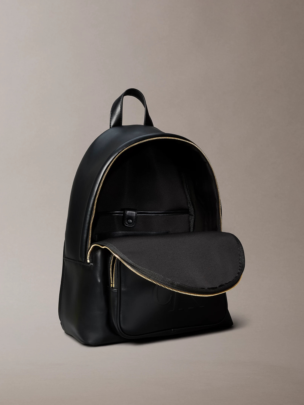 detail Calvin Klein dámsky čierny batoh