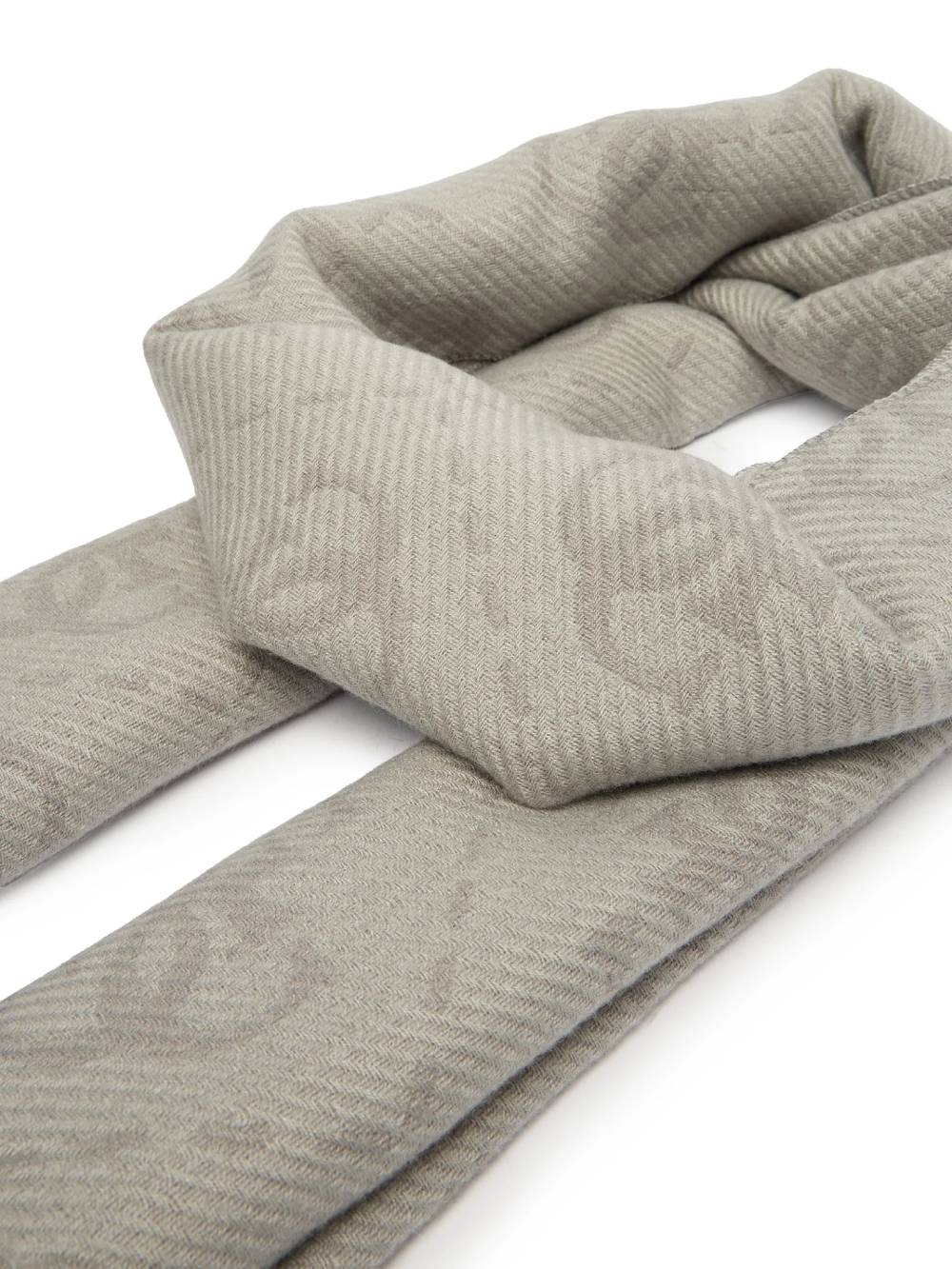 detail Guess dámsky šedý šál