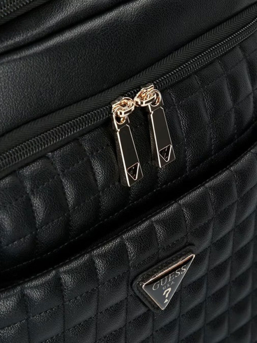 detail Guess dámsky čierny batoh