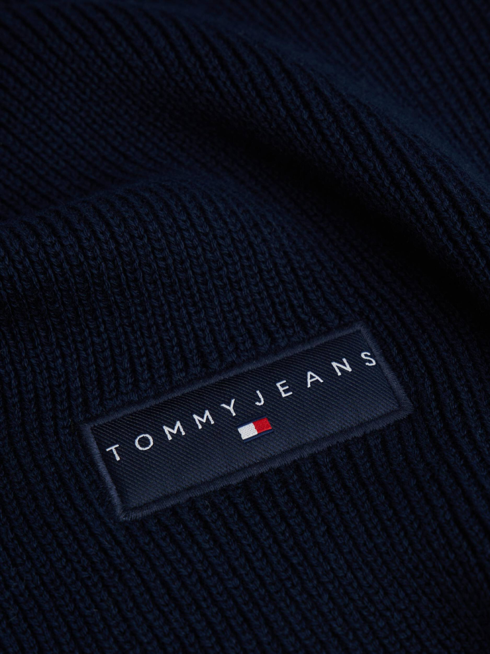 detail Tommy Jeans pánska tmavo modrá šál