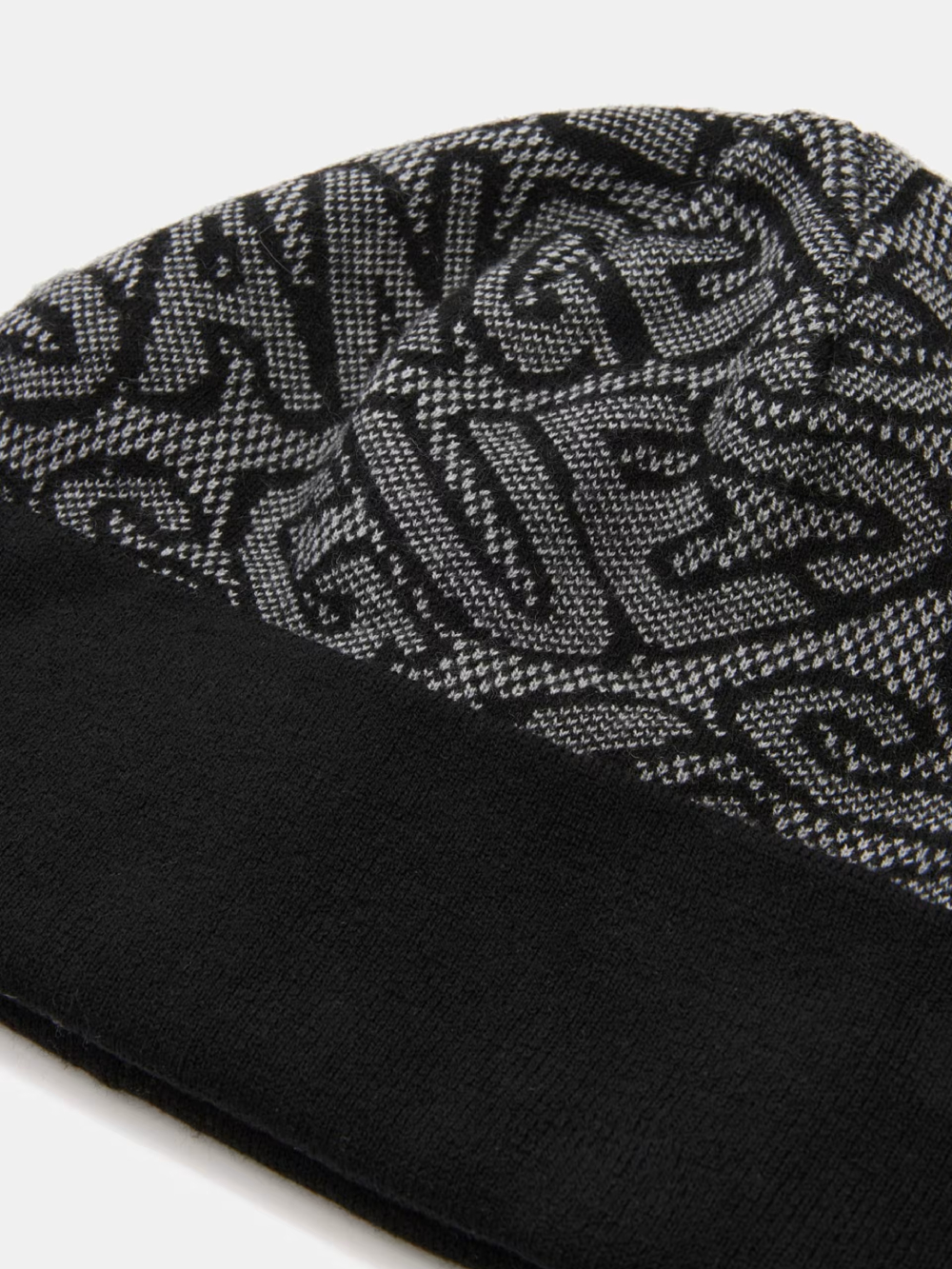 detail Guess pánska čierna čiapka