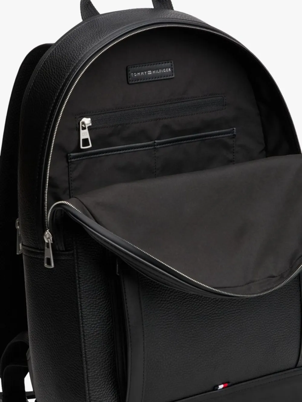 detail Tommy Hilfiger pánsky čierny batoh