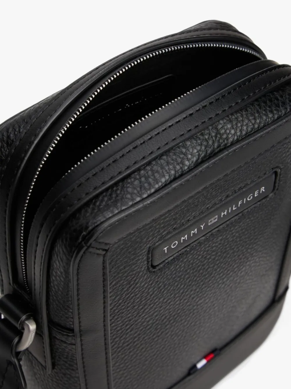detail Tommy Hilfiger pánska čierna taška cez rameno