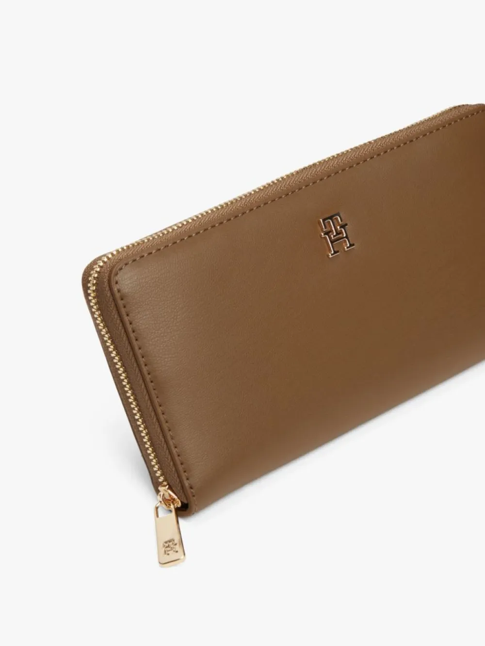 detail Tommy Hilfiger dámska hnedá peňaženka
