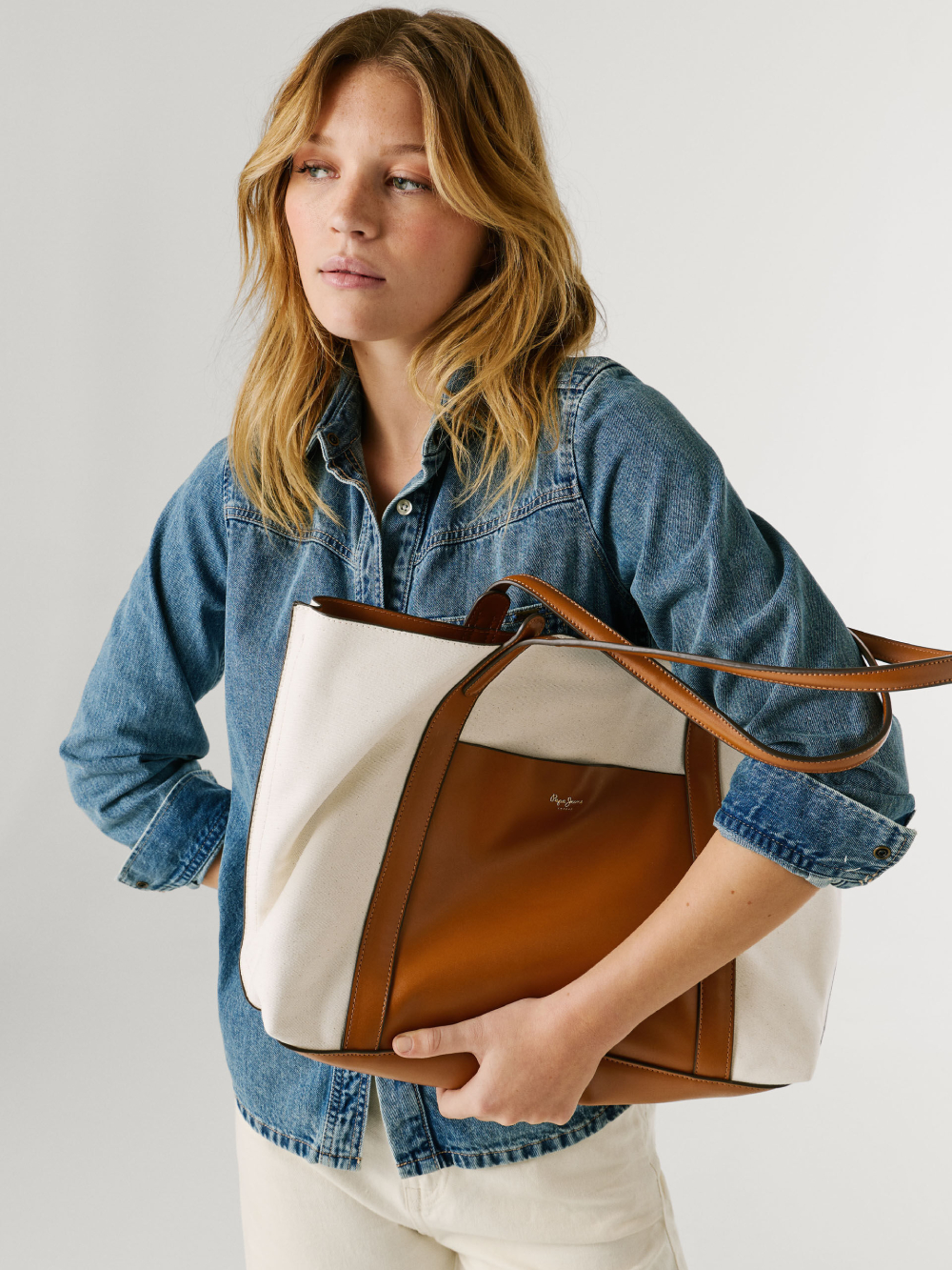 detail Pepe Jeans dámska hnedá kabelka