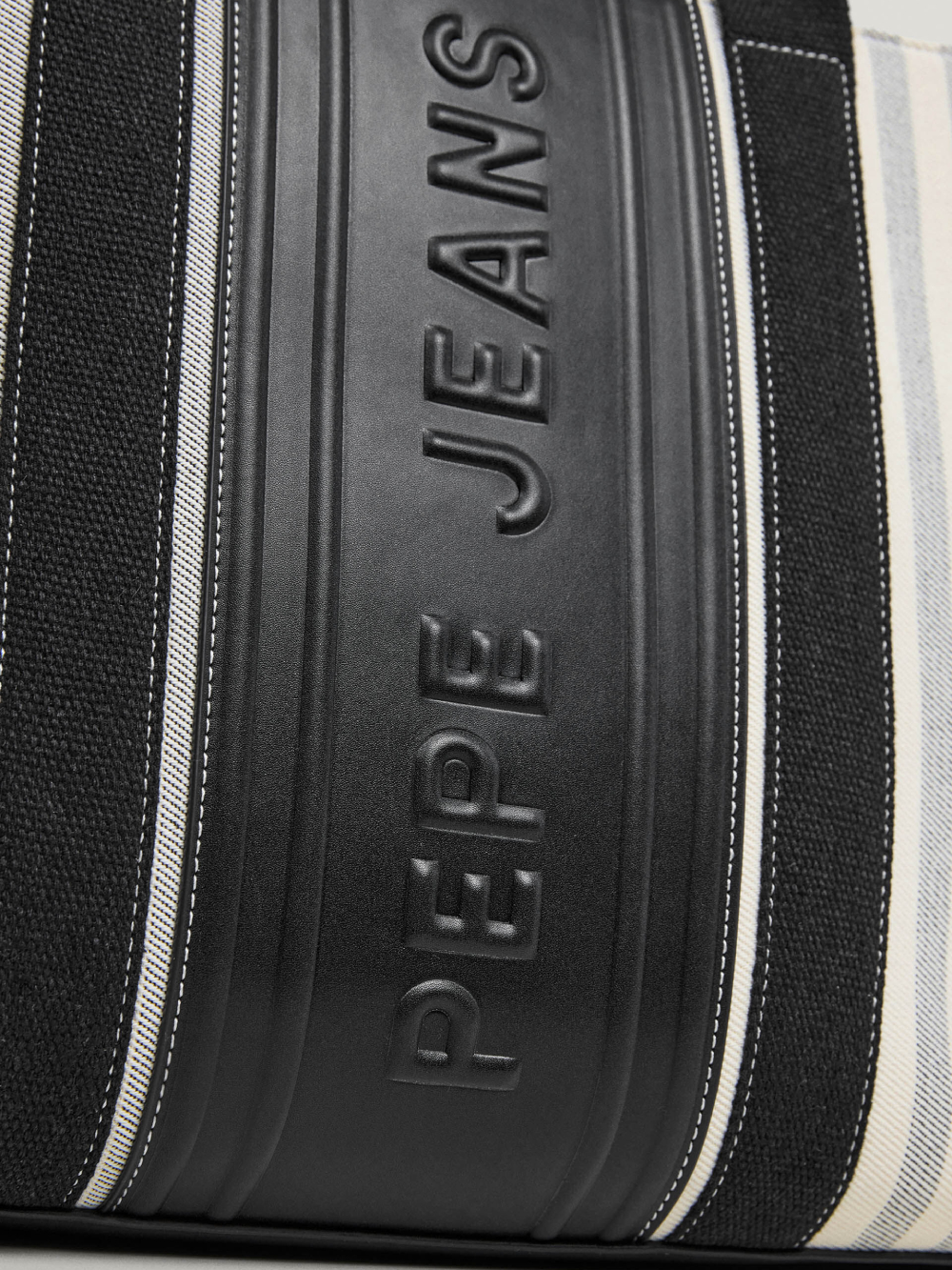 detail Pepe Jeans dámska čierna kabelka