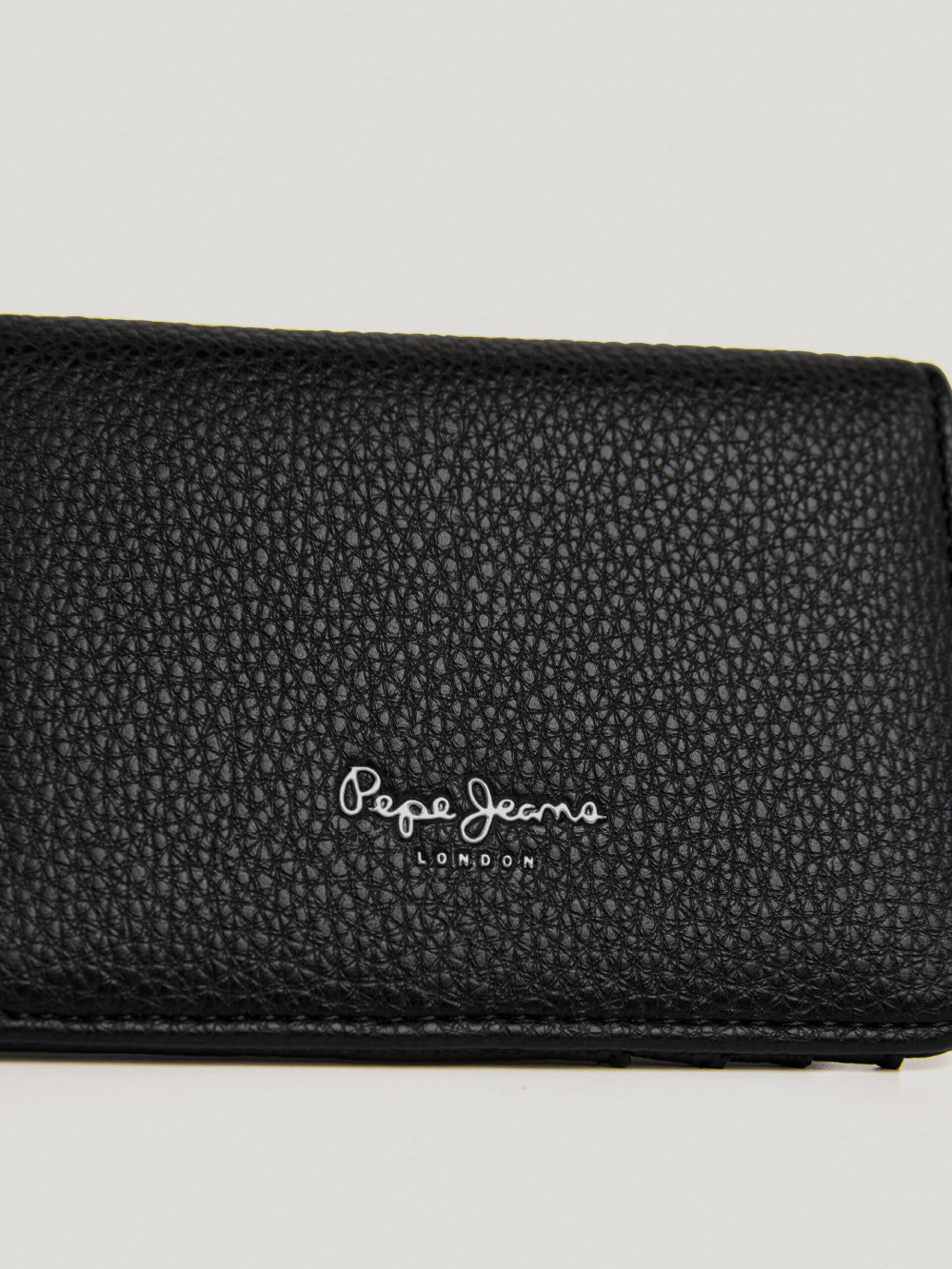 detail Pepe Jeans dámska čierna peňaženka