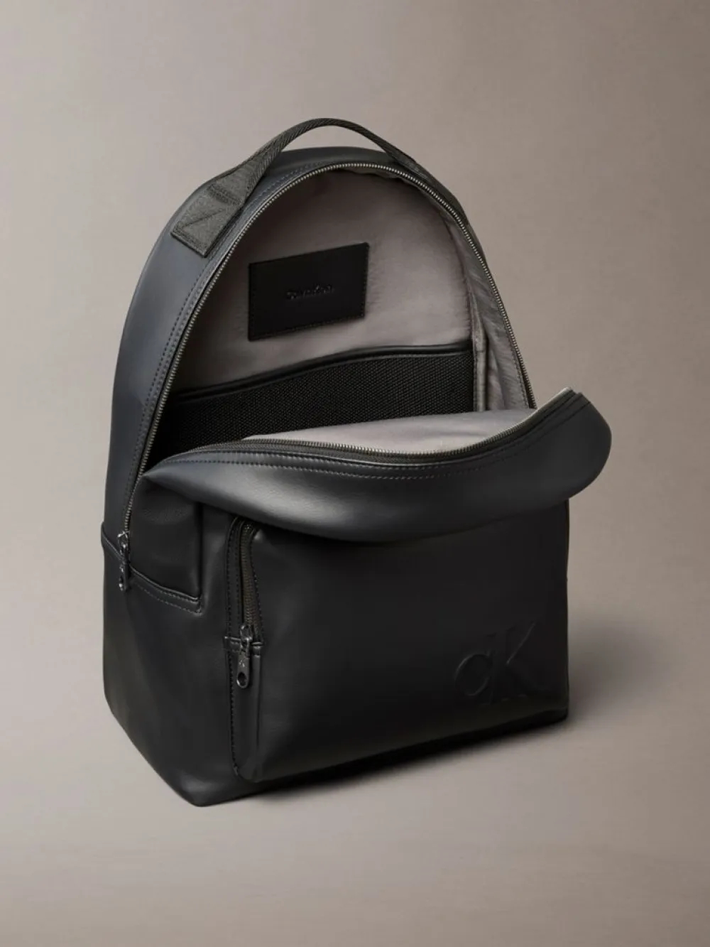 detail Calvin Klein pánsky čierny batoh