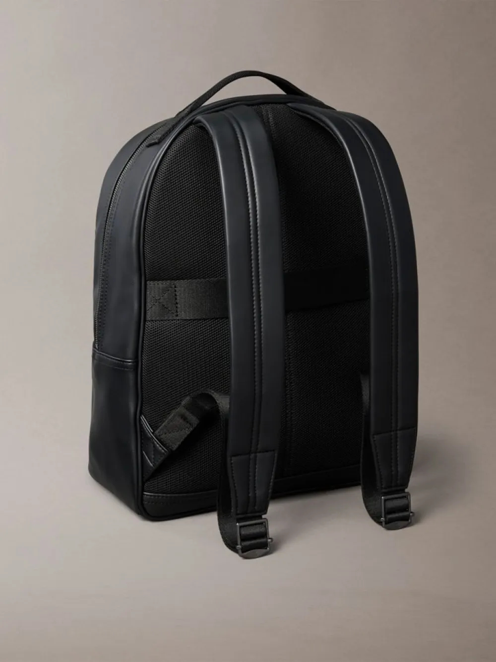 detail Calvin Klein pánsky čierny batoh