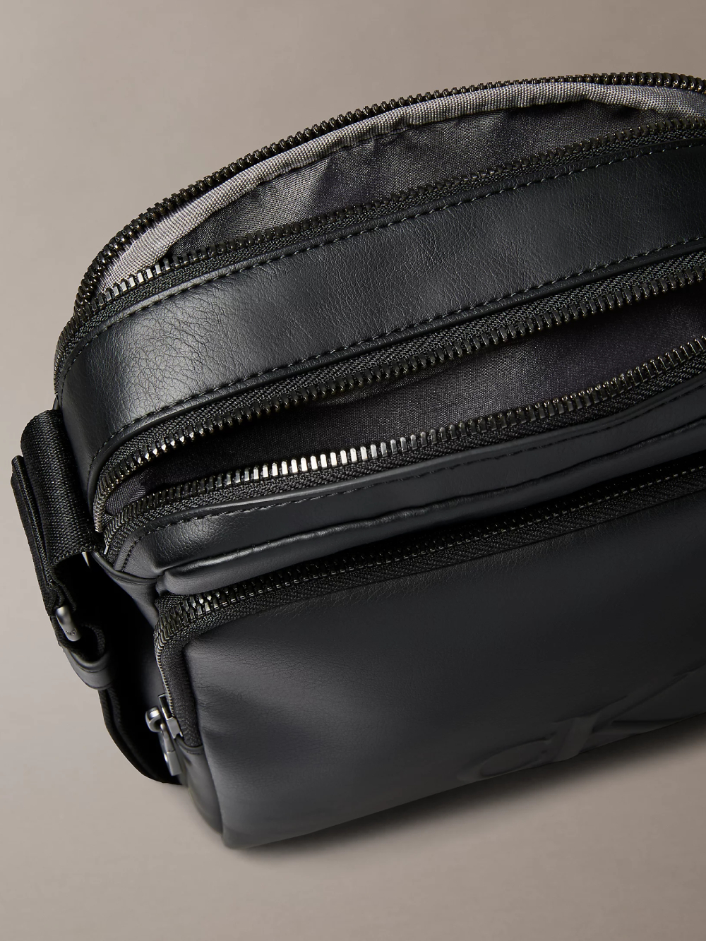 detail Calvin Klein pánska čierna taška