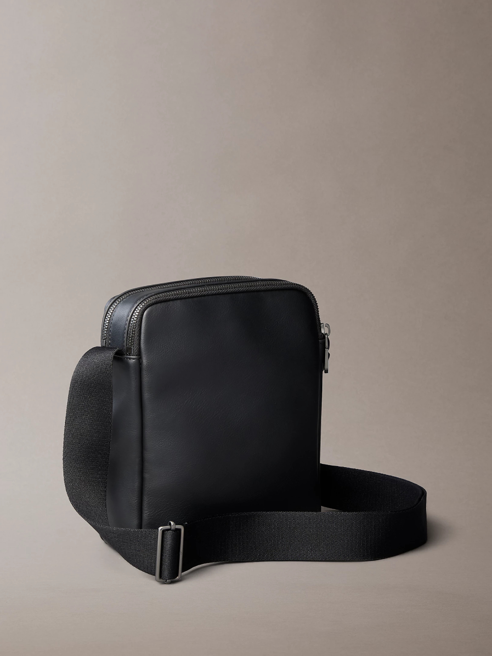 detail Calvin Klein pánska čierna taška