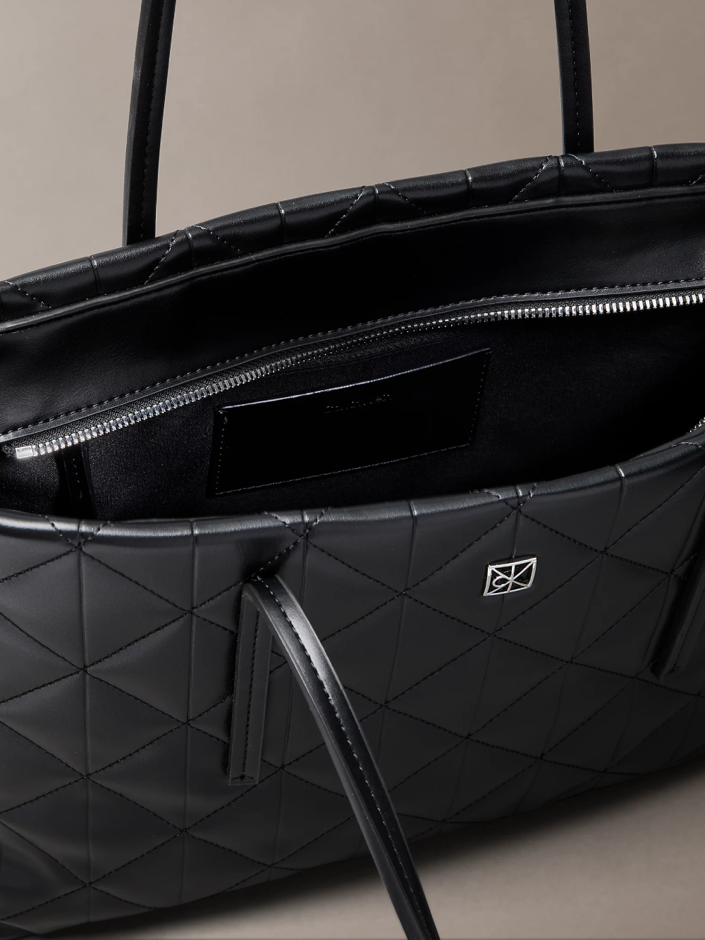 detail Calvin Klein dámska čierna kabelka