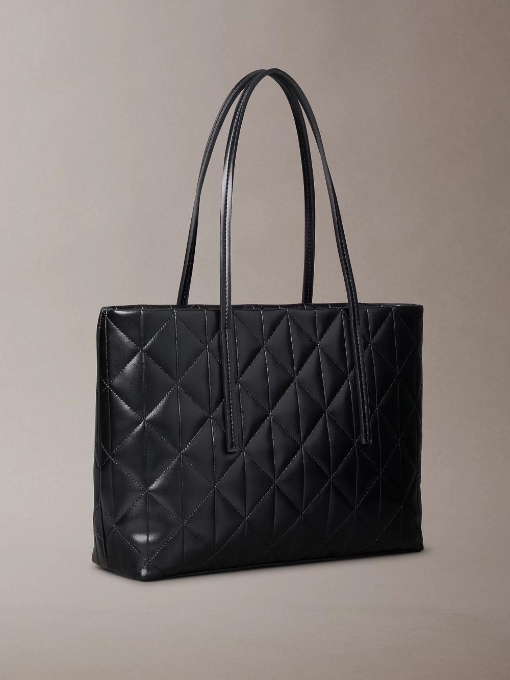 detail Calvin Klein dámska čierna kabelka