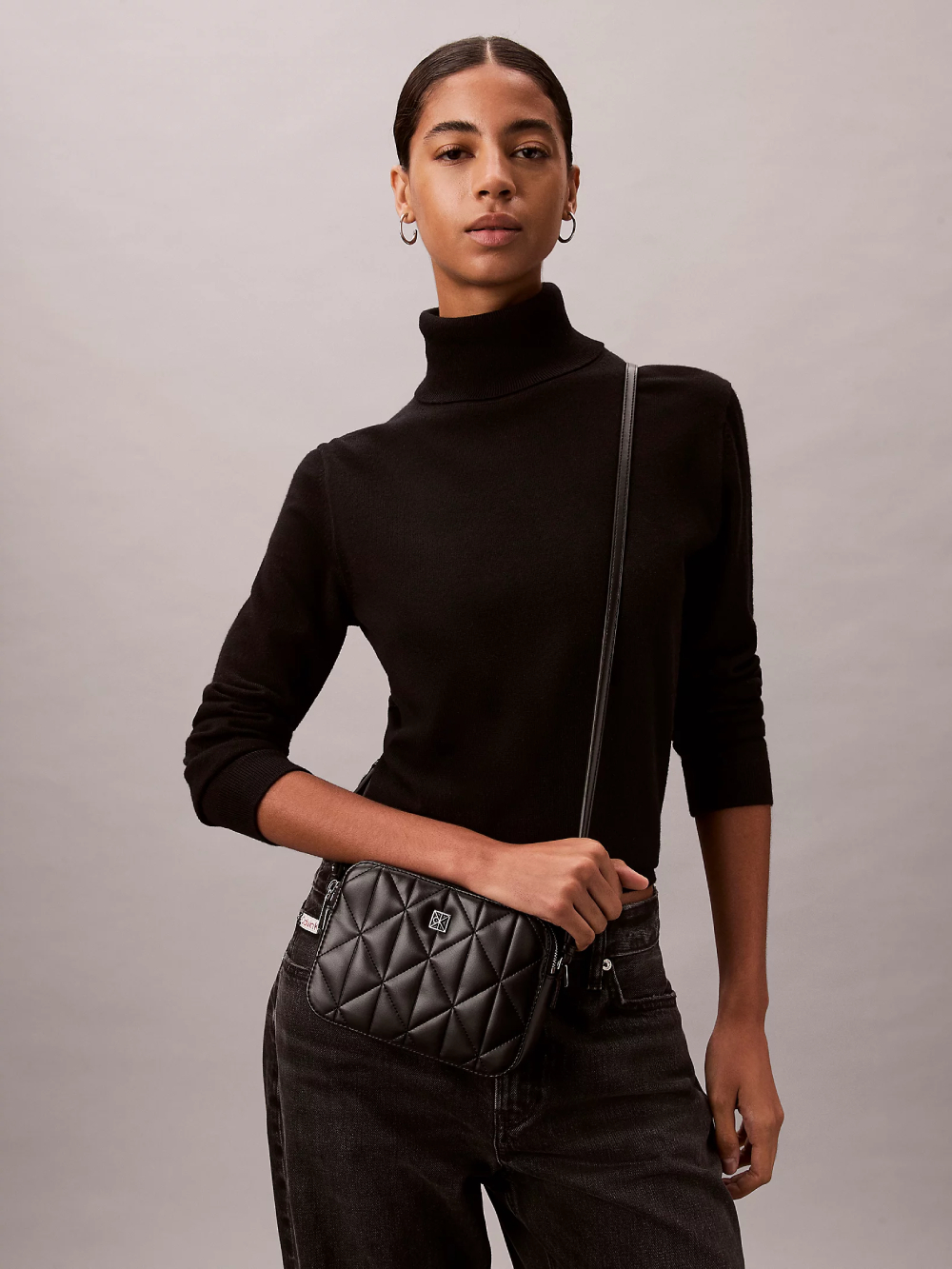 detail Calvin Klein dámska čierna kabelka