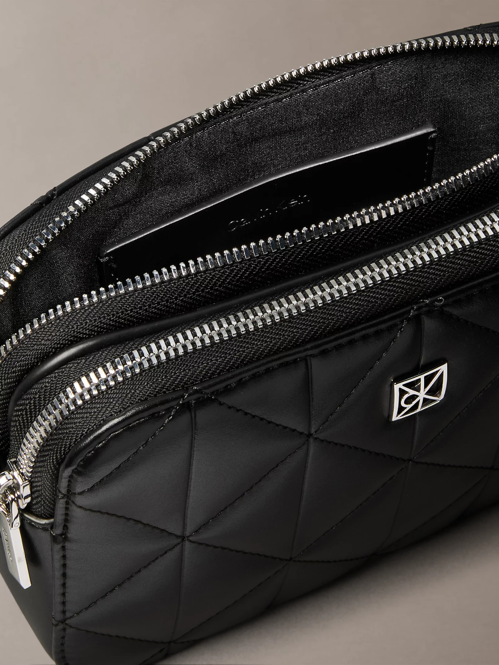 detail Calvin Klein dámska čierna kabelka