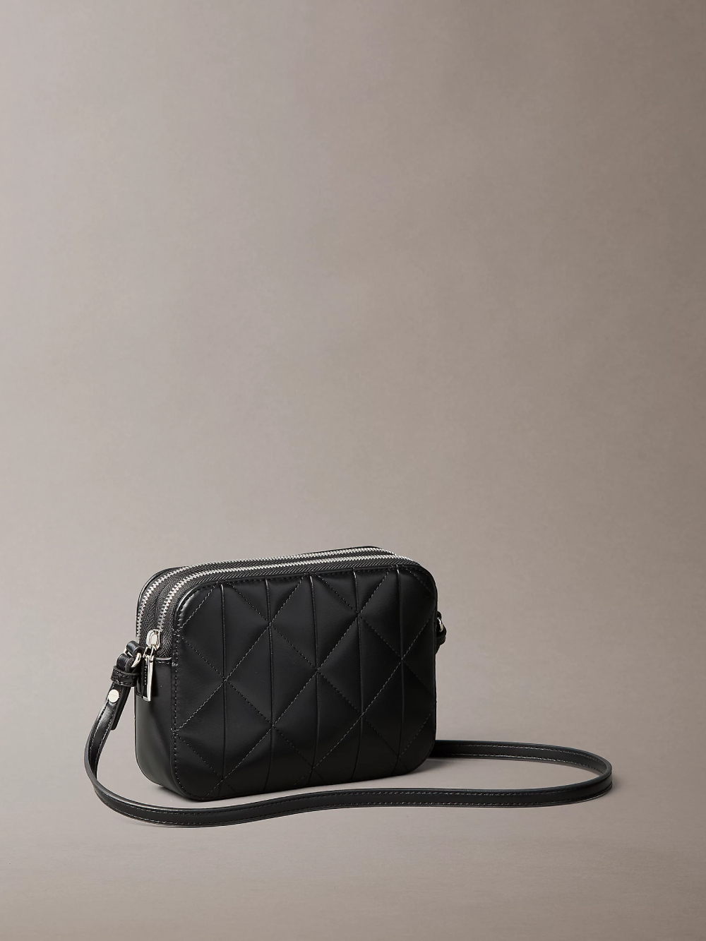 detail Calvin Klein dámska čierna kabelka