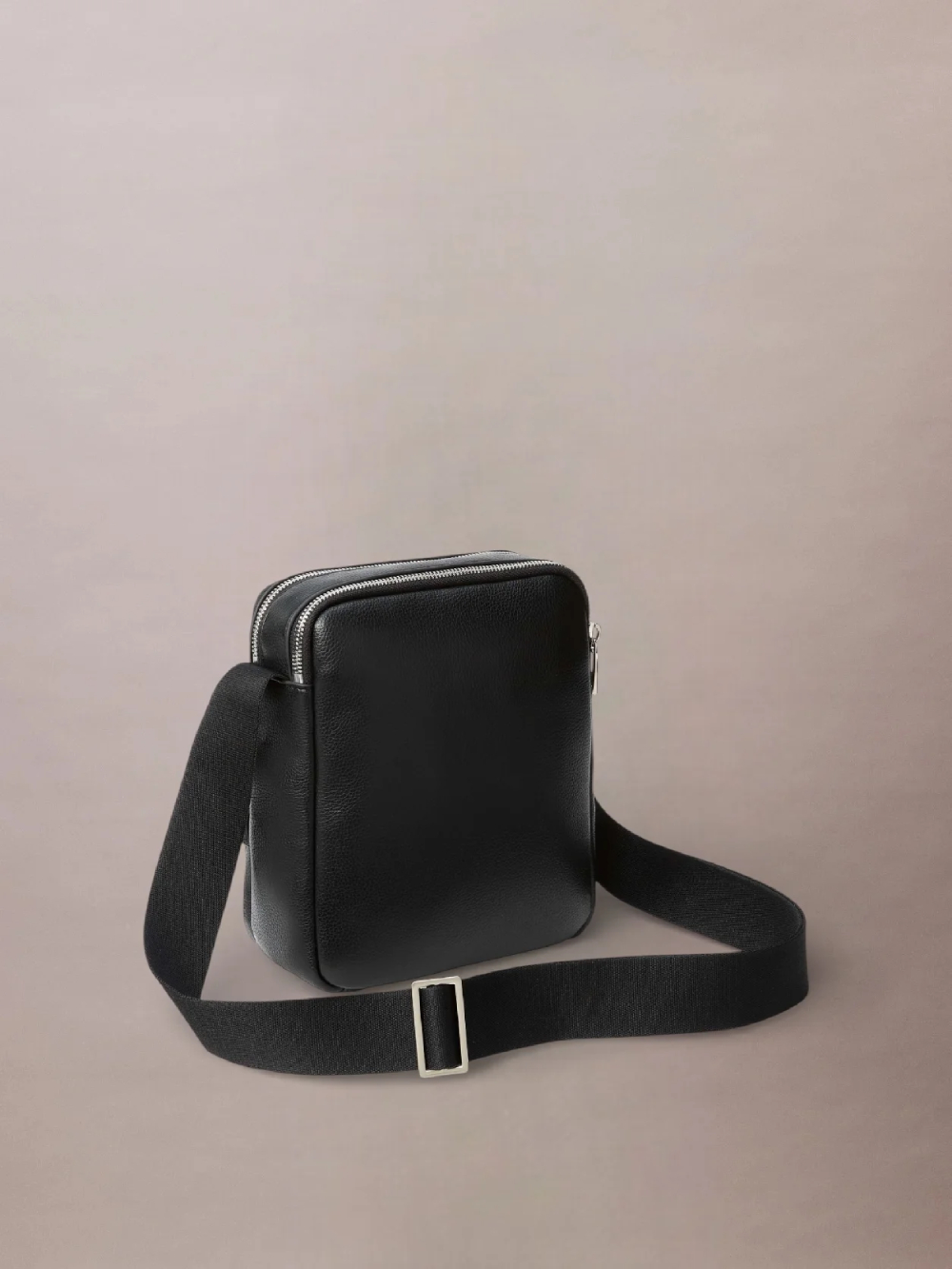 detail Calvin Klein pánska čierna taška